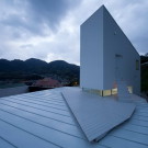 Проект современного дома на склоне в Японии