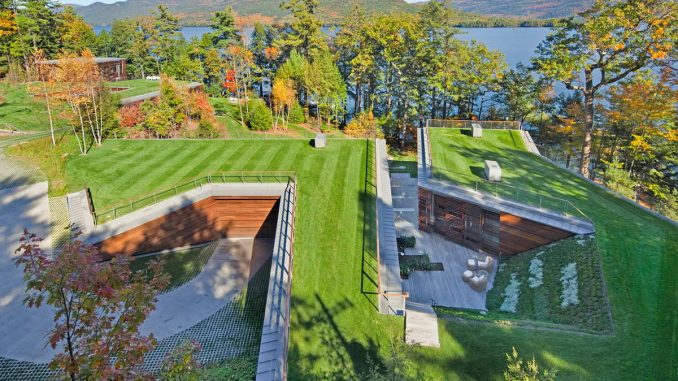 Два ландшафтных дома у озера в США