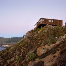 Одноэтажный дом на скале в Чили
