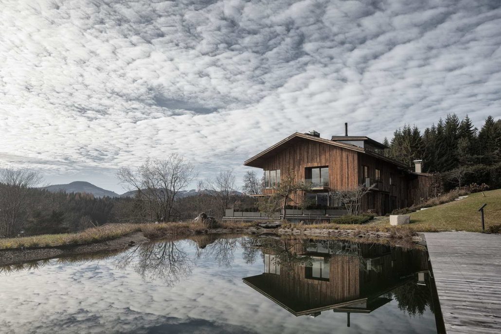 Деревянный альпийский дом в Австрии с традиционным архетипом