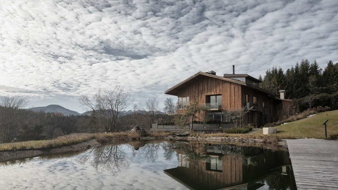 Деревянный альпийский дом в Австрии с традиционным архетипом