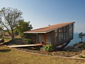 Дом у озера в Индии