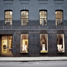 Фасад магазина (Paul Smith Albemarle Street store facade) в Англии от 6a Architects.
