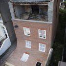 Арт-фасад "From the Knees of my Nose to the Belly of my Toes" в Англии от Alex Chinneck.