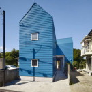 Разрезанный дом (House Snapped) в Японии от Naf Architect & Design.