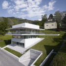 Дом из стекла и бетона на склоне в Австрии