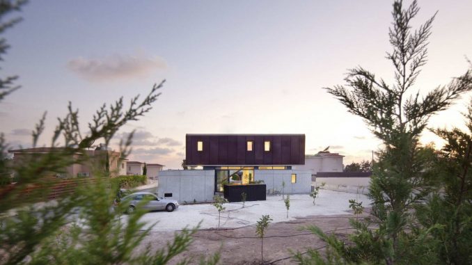 Резиденция Андри & Йоргос (Andri and Yiorgos Residence) на Кипре от Vardastudio Architects and Designers.