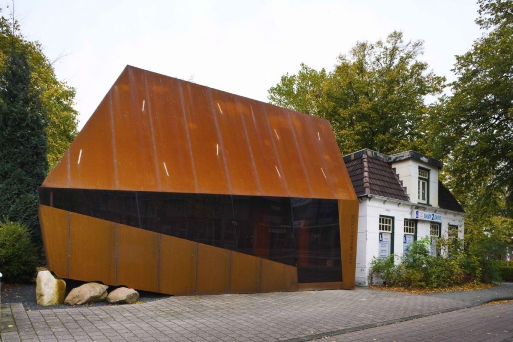 Стальной экран для старого дома в Голландии