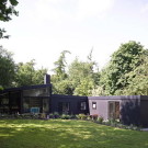 Чёрный кирпичный лесной дом в Англии