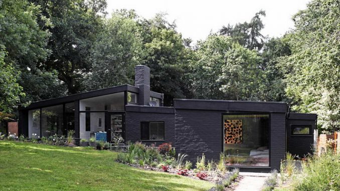 Чёрный кирпичный лесной дом в Англии