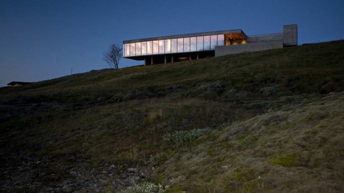 Дом на холме в Исландии