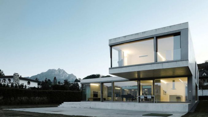 Дом с видом на озеро в Швейцарии