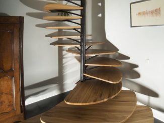 Деревянная спиральная лестница (Wooden spiral staircase) во Франции от Paul Coudamy.