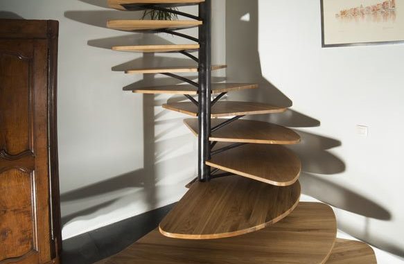 Деревянная спиральная лестница (Wooden spiral staircase) во Франции от Paul Coudamy.