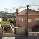 Бетонный дом на склоне в Португалии