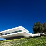 Минималистский дом на склоне в Португалии