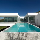 Вилла на откосе (Villa Escarpa) в Португалии от Mario Martins.
