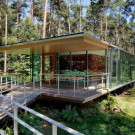 Стеклянный дом в лесу в Бельгии