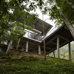 Стеклянный дом на лесном склоне в Малайзии