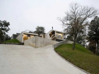 Бетонный дом на склоне в Испании