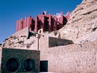 Многоквартирный дом "Красная стена" (La Muralla Roja) в Испании