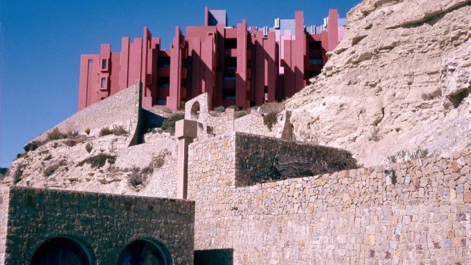 Многоквартирный дом "Красная стена" (La Muralla Roja) в Испании Многоквартирный дом "Красная стена" (La Muralla Roja) в Испании