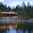 Лесной дом у озера в Канаде