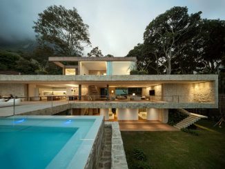 Дом у горы в Бразилии