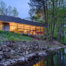 Лесной дом у реки в США