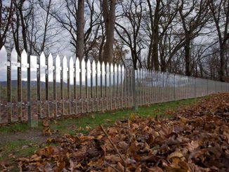 Зеркальный забор (Mirror Fence) в США, от Alyson Shotz.