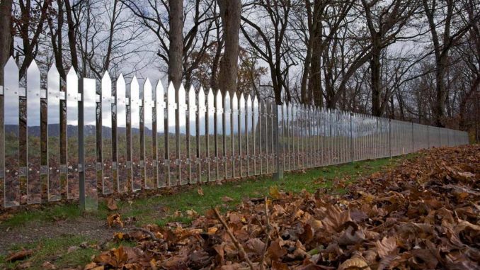 Зеркальный забор (Mirror Fence) в США, от Alyson Shotz.