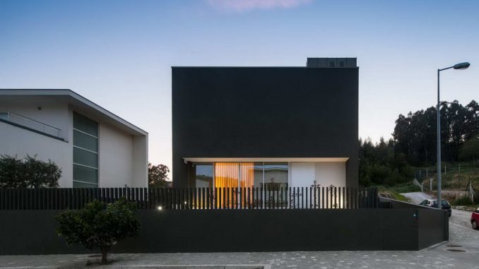 Чёрный дом в Португалии