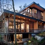 Деревянный дом на склоне в США