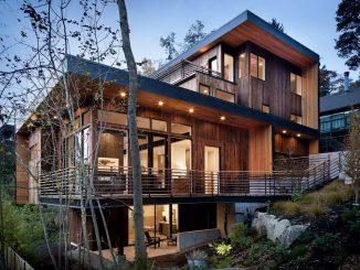 Деревянный дом на склоне в США
