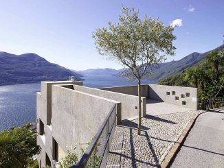 Бетонный дом на склоне в Швейцарии