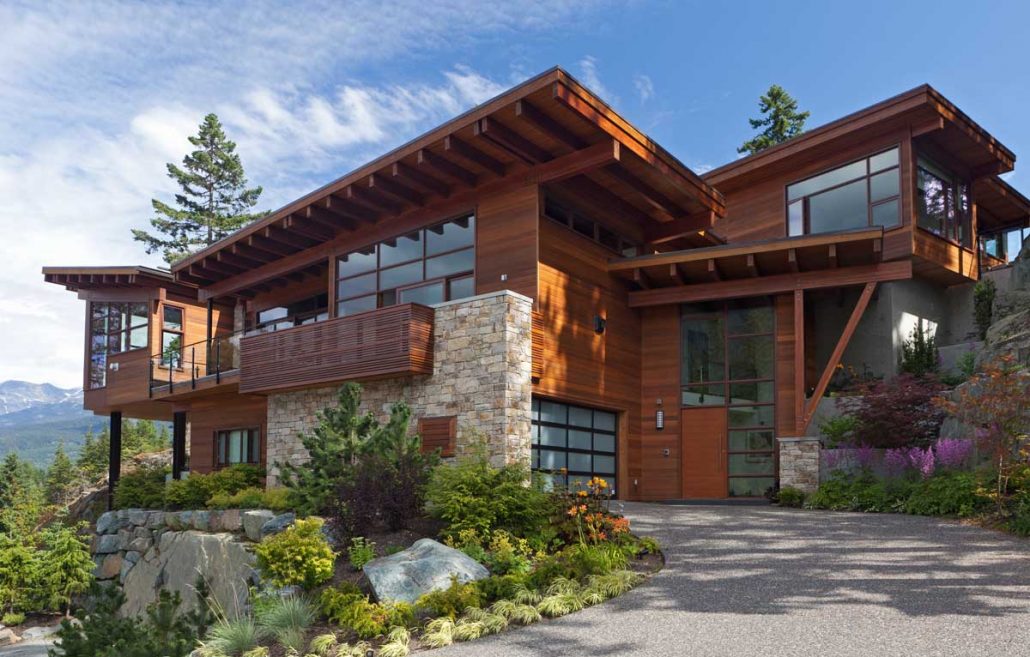 Дом в горах у озера в Канаде