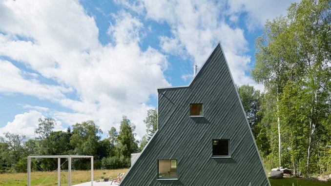 Треугольная дача (Triangular Summer House) в Швеции от Leo Qvarsebo.