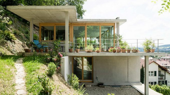 Дом на склоне холма (Wohnhaus am hang) в Германии от Gian Salis.