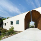 Дом "Стена с аркой" (Arch Wall House) в Японии от Naf Architect & Design.