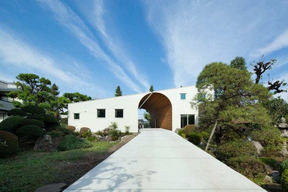 Дом "Стена с аркой" (Arch Wall House) в Японии от Naf Architect & Design.