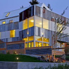 Дом с нулевым потреблением энергии (Net Zero Reclaimed Modern Home) в СШ, от Dwell Development.