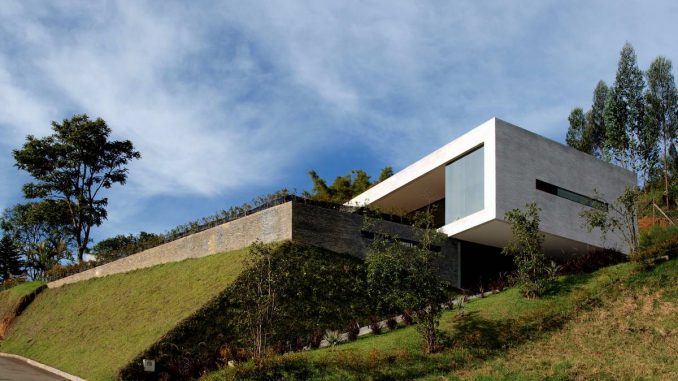 Дом на склоне в Колумбии