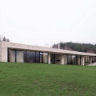 Длинный дом (Slight Slope Long House) в Болгарии от I/O Architects.