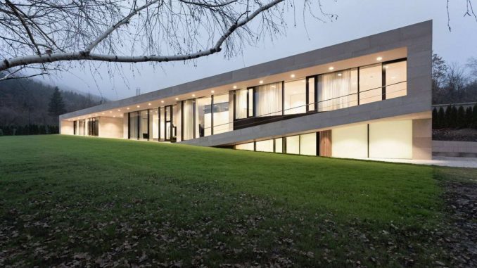 Длинный дом (Slight Slope Long House) в Болгарии от I/O Architects. Длинный дом (Slight Slope Long House) в Болгарии от I/O Architects.
