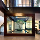 Дом с вертикальным двором (Vertical Court) в Сингапуре от HYLA Architects.
