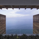 Дом на склоне у океана в Мексике