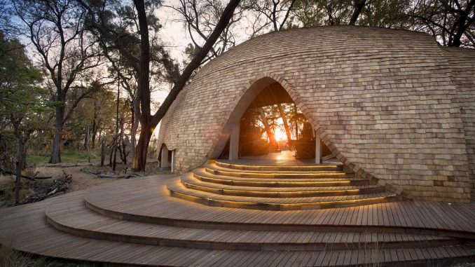 Сафари-отель (Safari Lodge) в Ботсване от Nicholas Plewman Architects.