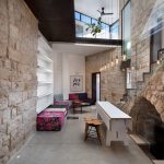 Преобразование каменного дома (Stone House Conversion) в Израиле от Henkin Shavit Architecture & Design.