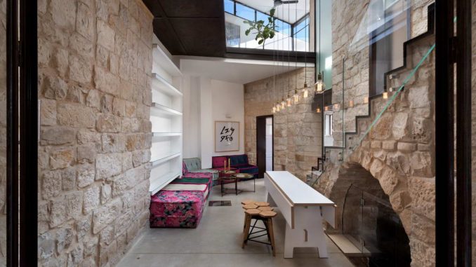 Преобразование каменного дома (Stone House Conversion) в Израиле от Henkin Shavit Architecture & Design.