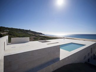 Каменный дом у моря в Испании